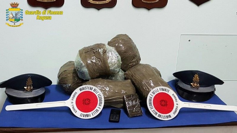 Fermati due pusher in partenza per Malta con 4 chili di marijuana: avrebbero fruttato oltre 50 mila euro Fermati due pusher in partenza per Malta con 4 chili di marijuana: avrebbero fruttato oltre 50 mila euro