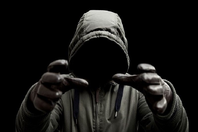 Lite tra vicini nel Catanese, uomo minaccia di strozzare una 28enne: denunciato