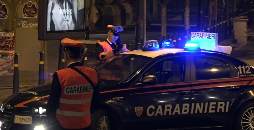 Bimbo con la febbre, nonni vogliono portarlo con loro: scoppia lite tra genero e suoceri. Intervengono i militari