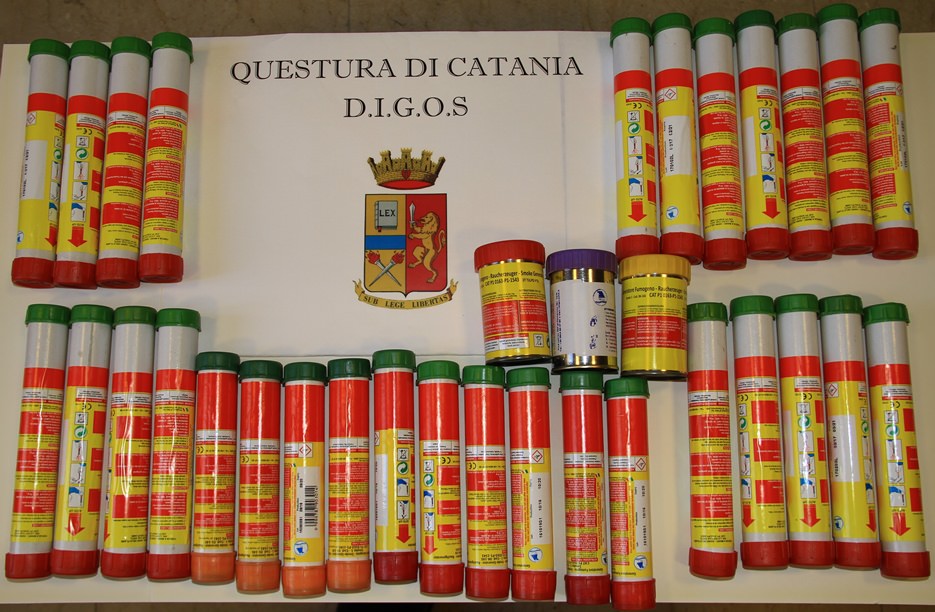 Dissensi e proteste contro il leader della Lega Nord: la Digos sequestra fumogeni e striscioni Dissensi e proteste contro il leader della Lega Nord: la Digos sequestra fumogeni e striscioni