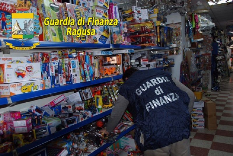 Prodotti contraffatti e giocattoli “pericolosi”: maxi sequestro da 200 mila euro