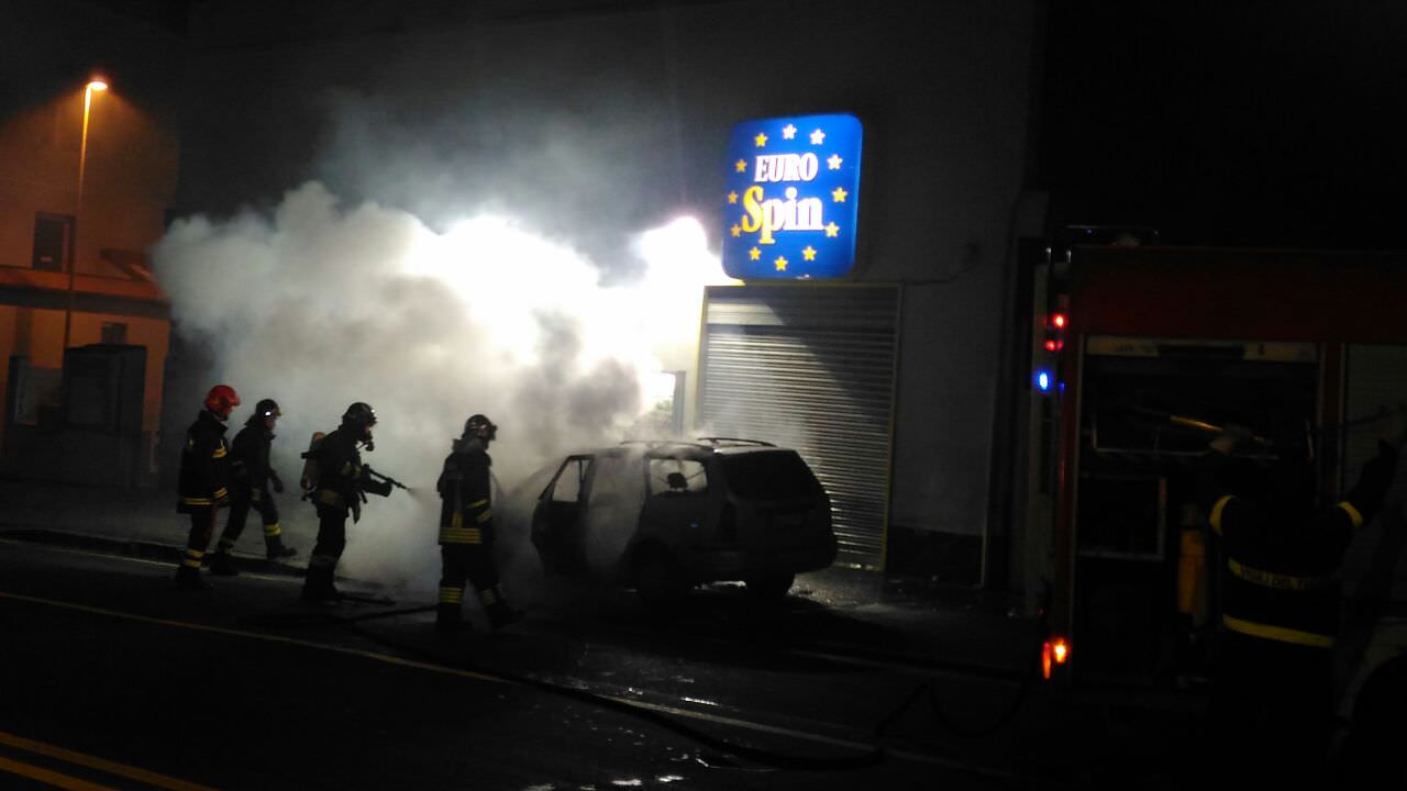 Auto in fiamme davanti ad Eurospin, si salvano donna e bambina