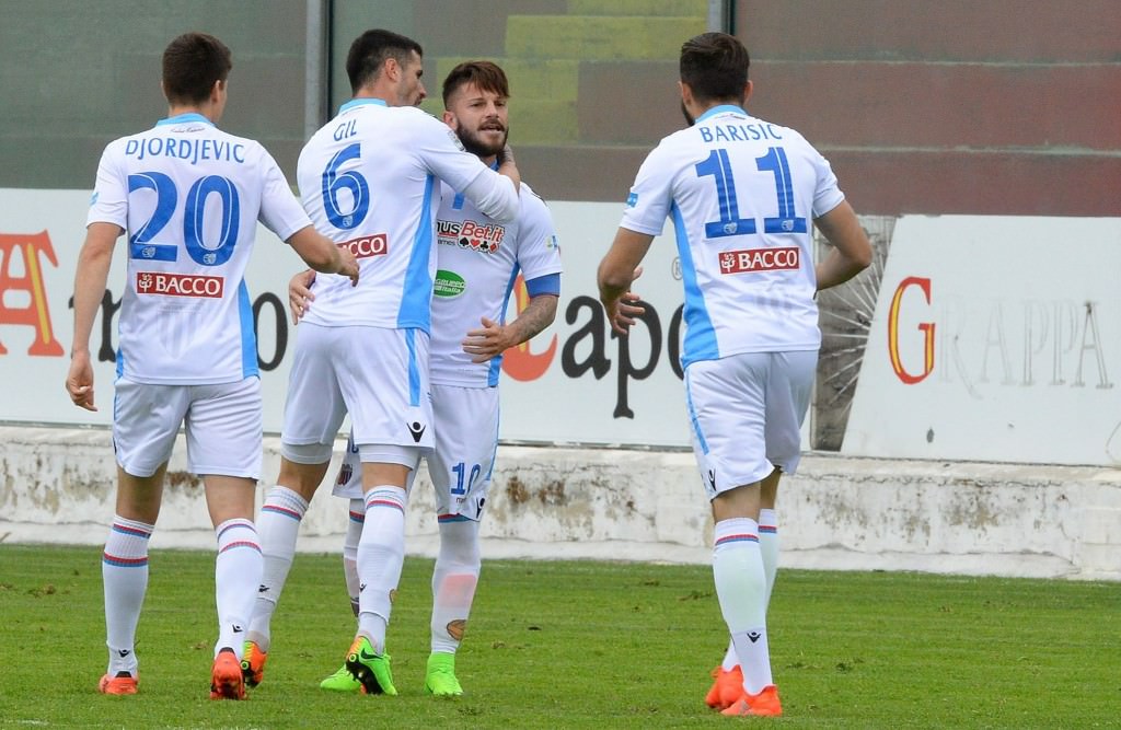 Parzialmente salvata la faccia, infermeria piena e breve reazione: Catania, “ammugghiamula”!