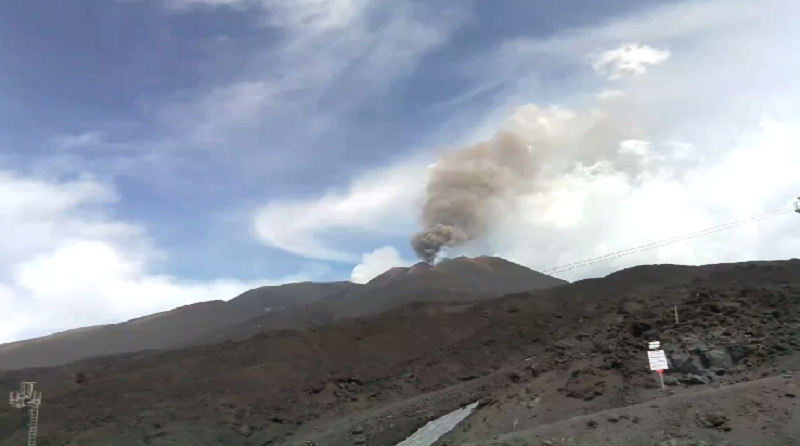 Fine della tregua, l’Etna si risveglia: lunga scia di fumo e colata lavica