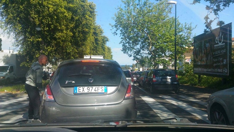Tamponamento tra autocarro e due auto: paura in viale Ulisse