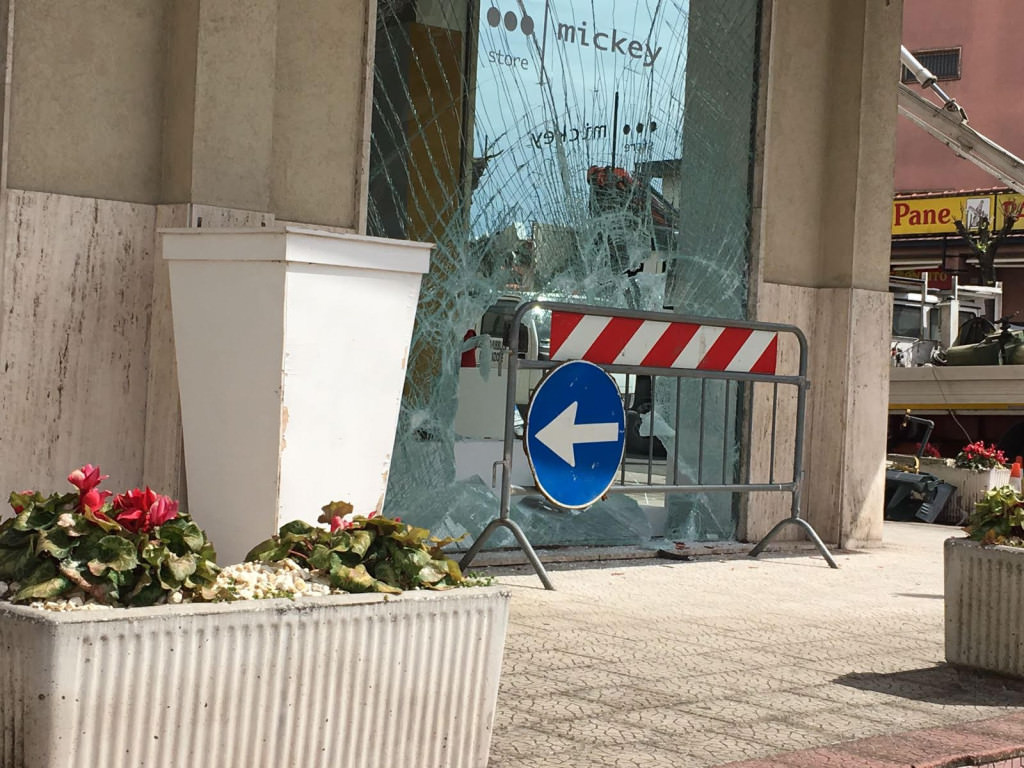 Doppio colpo nella notte al Mickey Store, saccheggiati entrambi i negozi. La titolare: “Non ne possiamo più”