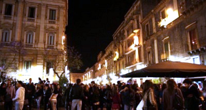 Allarme Covid, Catania quarta città in Italia per contagi: “Zero distanziamento, troppi eccessi in movida”