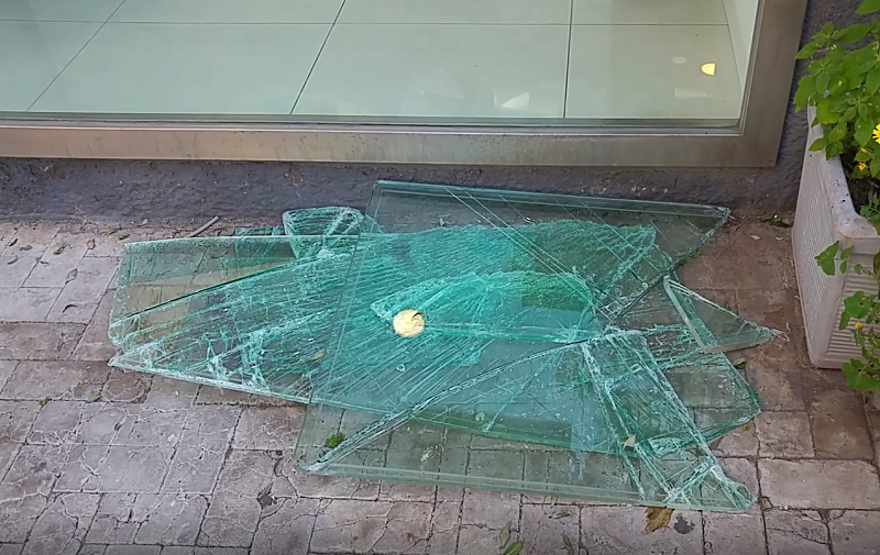 Violento incidente nel Catanese: auto si schianta contro la vetrata del Banco Intesa San Paolo