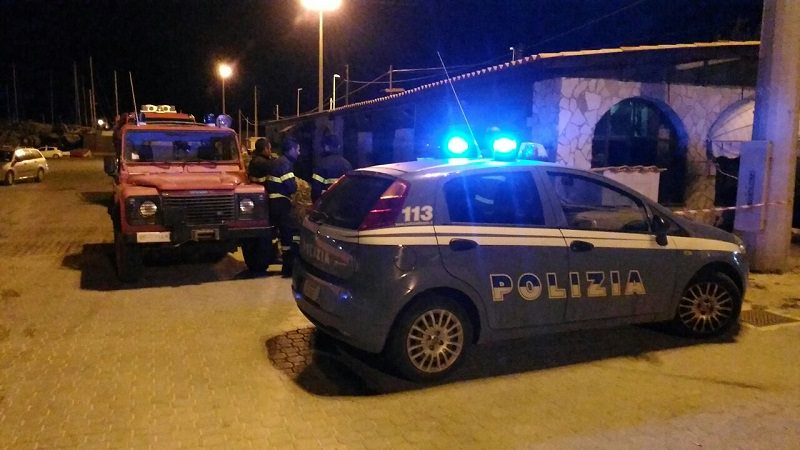 Frantumano una finestra, entrano e gli danno fuoco: noto ristorante di Portopalo avvolto dalle fiamme