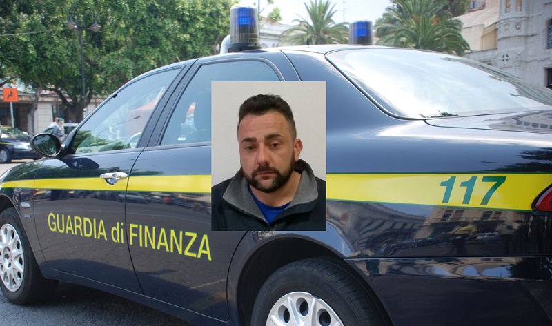 Fermato al casello di Acireale, lancia dal finestrino due involucri con la droga: arrestato corriere napoletano