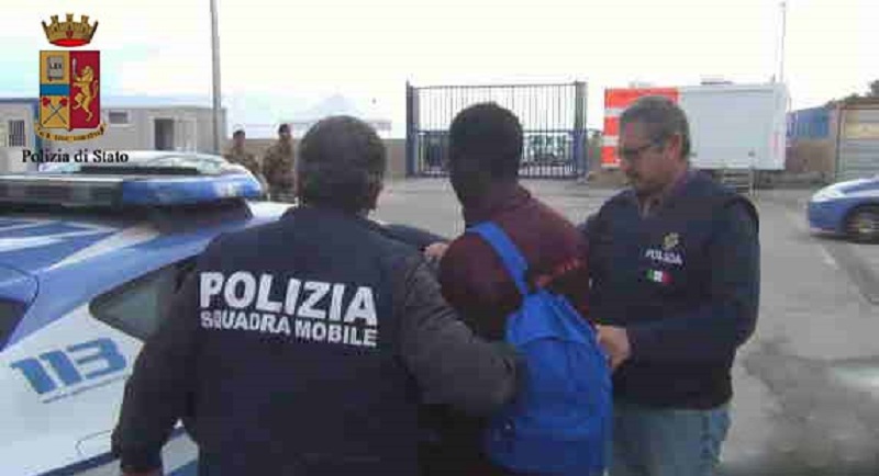 Costringe i migranti a pagare per mangiare e li picchia: arrestato Costringe i migranti a pagare per mangiare e li picchia: arrestato