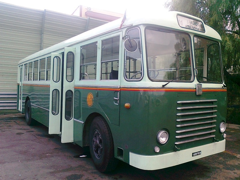 Bus storico per turisti il Primo Maggio a Palermo