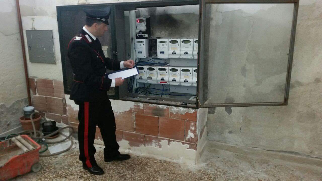 Catania senza luce ma qualche furbetto attaccato al “palo” si trova sempre: i controlli dei carabinieri