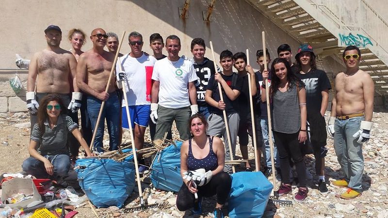 Studenti dell’ “Einaudi-Juvara” puliscono la spiaggetta ortigiana “Calarossa”