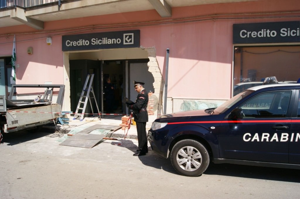 Rubano il bancomat grazie ad una gru