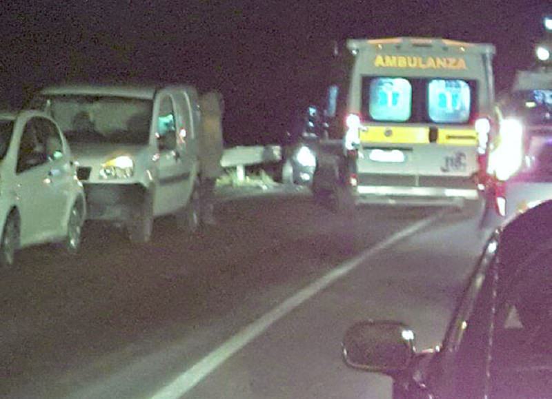 Scontro frontale tra due auto nelle mattinate: 25enne muore sul colpo