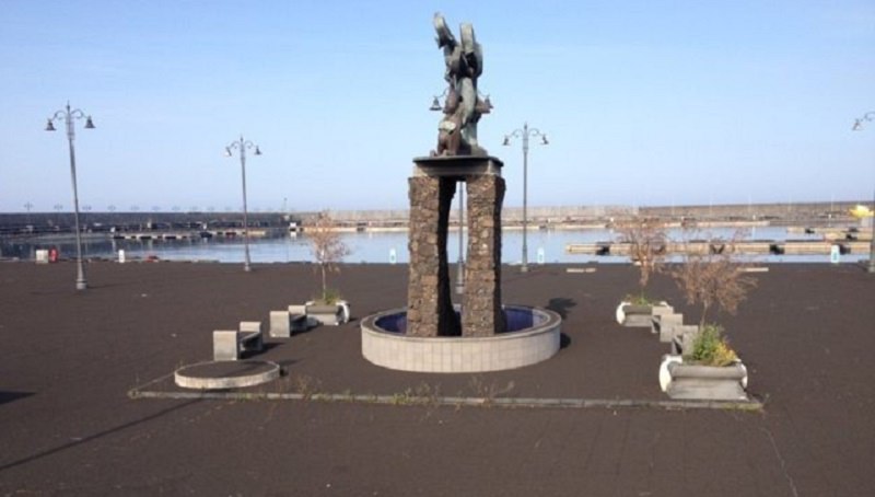 Tentato suicidio in piena piazza: sale sul “monumento dei marinai” e minaccia di buttarsi