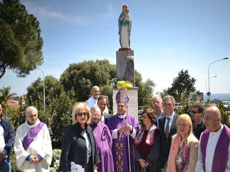 Ospedale Cannizzaro, mons. Gristina benedice statua della Madonna