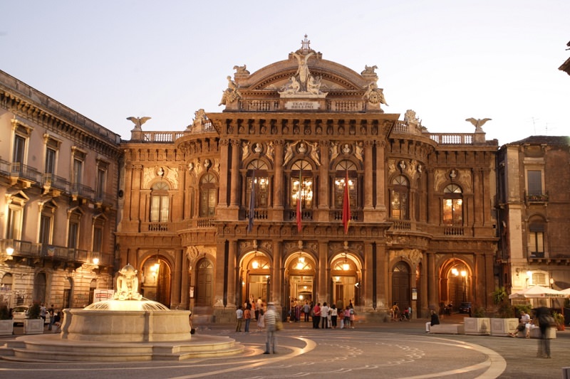 Tensioni al Teatro Bellini: lavoratori in scadenza di contratto e senza certezze