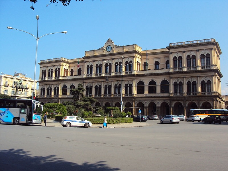 Allarme bomba alla stazione ferroviaria di Palermo: traffico in tilt