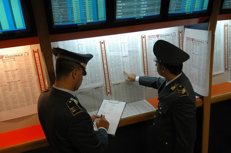Duro colpo al clan Mangialupi: misure cautelari e sequestro di un centro scommesse