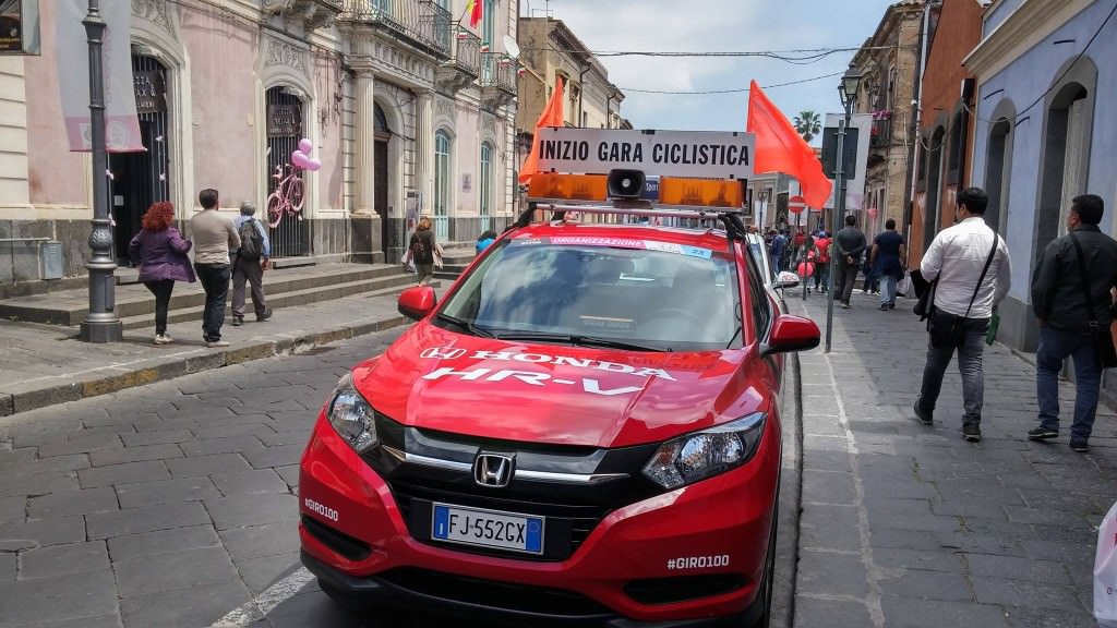 Giro di Sicilia, Catania a due facce tra nervosismi e sorrisi