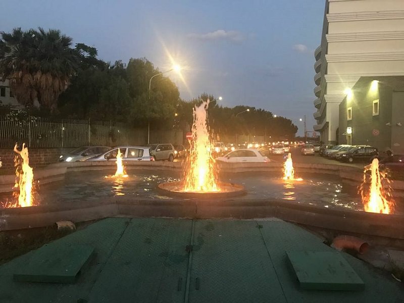 Inaugurate nuove luci di tre fontane, ma vandali già in azione