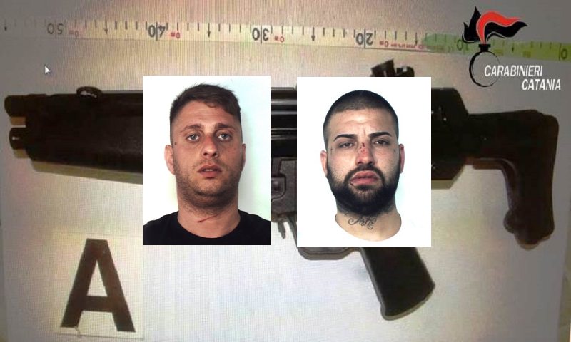 Fuggono all’alt dei carabinieri ma vengono bloccati: nascondevano un mitra giocattolo Fuggono all’alt dei carabinieri ma vengono bloccati: nascondevano un mitra giocattolo