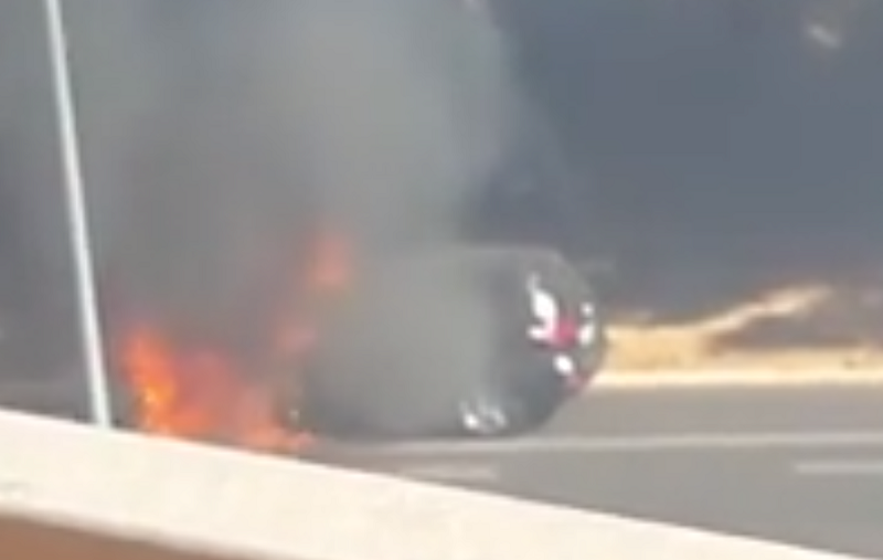 Auto in fiamme nella notte sulla A19: automobilista si mette in salvo