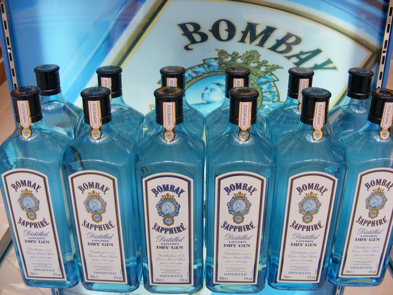 Gin Bombay Sapphire ritirato dal mercato per eccesso di alcol. Gradazione alcolica fino al 77%