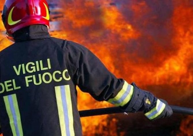 Terrore in Sicilia, fiamme impressionanti avvolgono la casa: residenti in fuga, dura lotta per domare il rogo