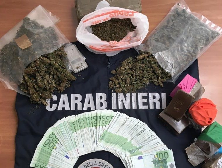 Spacciava nel suo autosalone: 46 mila euro e diverse varietà di droga Spacciava nel suo autosalone: 46 mila euro e diverse varietà di droga