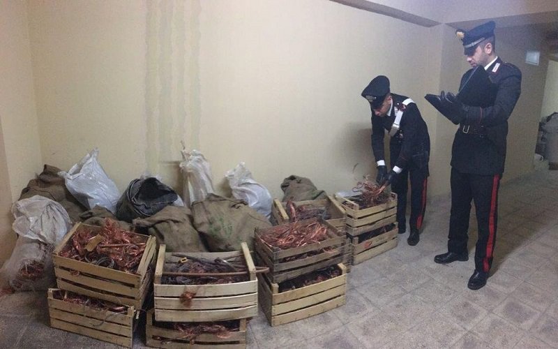 Ruba 600 chili di rame: scoperto dai carabinieri tenta la fuga e li manda al pronto soccorso Ruba 600 chili di rame: scoperto dai carabinieri tenta la fuga e li manda al pronto soccorso