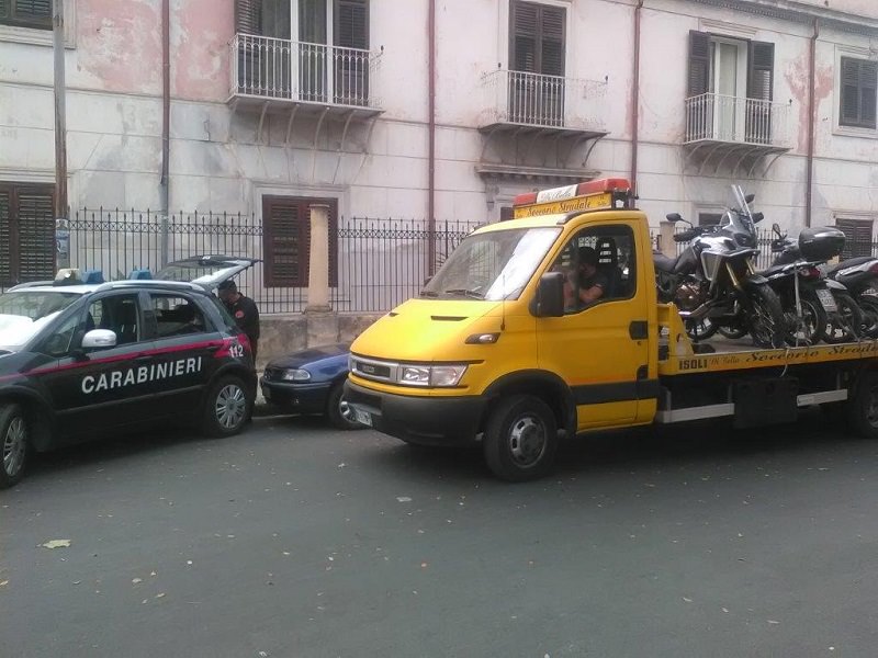 Palermo, carabinieri ‘pigliatutto’: 25 multe in due ore e scooter sequestrati Palermo, carabinieri ‘pigliatutto’: 25 multe in due ore e scooter sequestrati