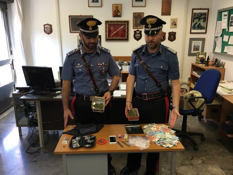 Nasconde sostanze stupefacenti in casa, arrestato 22enne