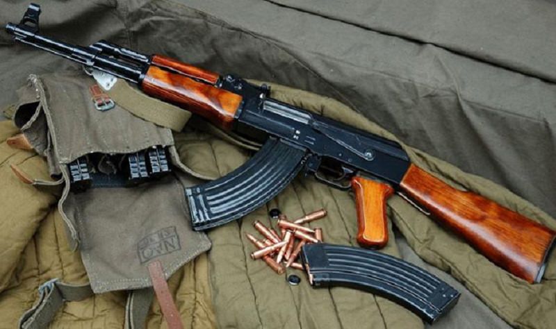 Trovate armi da guerra nell’ascensore di una palazzina, sequestrati un Kalashnikov e un fucile d’assalto Trovate armi da guerra nell’ascensore di una palazzina, sequestrati un Kalashnikov e un fucile d’assalto