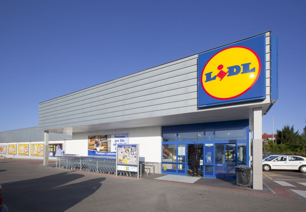 Volti travisati da caschi e coltelli in mano: rapina alla Lidl. Clienti in fuga in preda alla paura