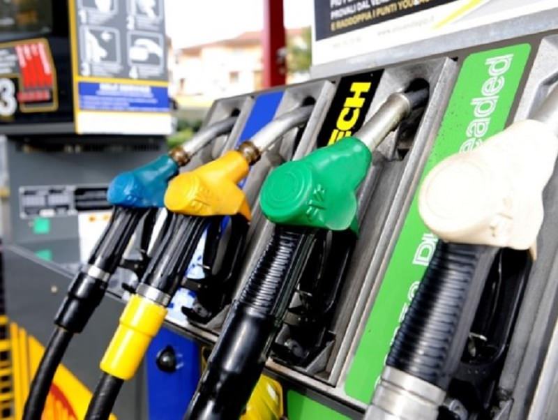 Caro benzina, prezzi “schizzati” dal 2014: nuovo record, automobilisti infuriati