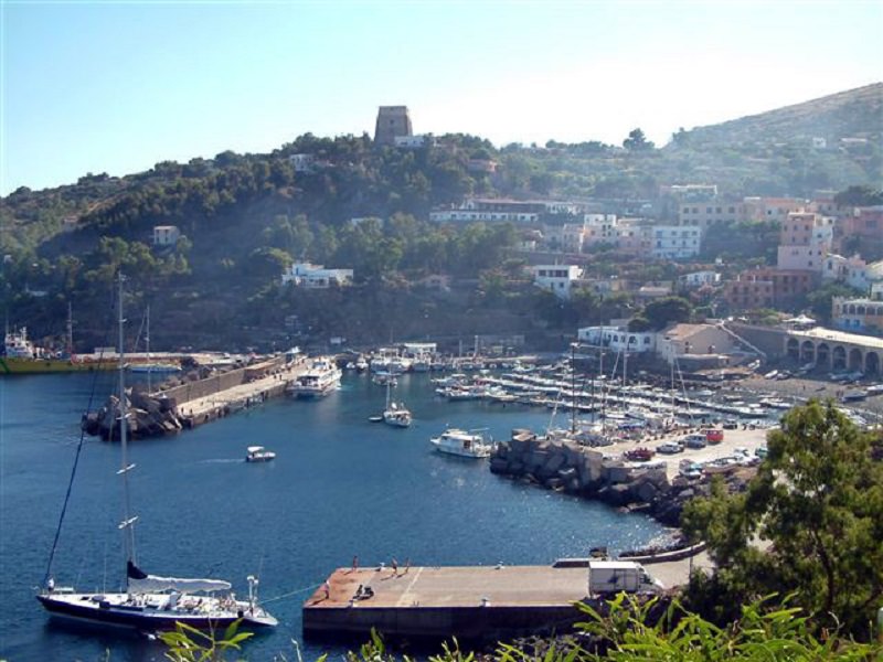 Trovato cadavere nel porto di Ustica, l’uomo era scomparso da giorni