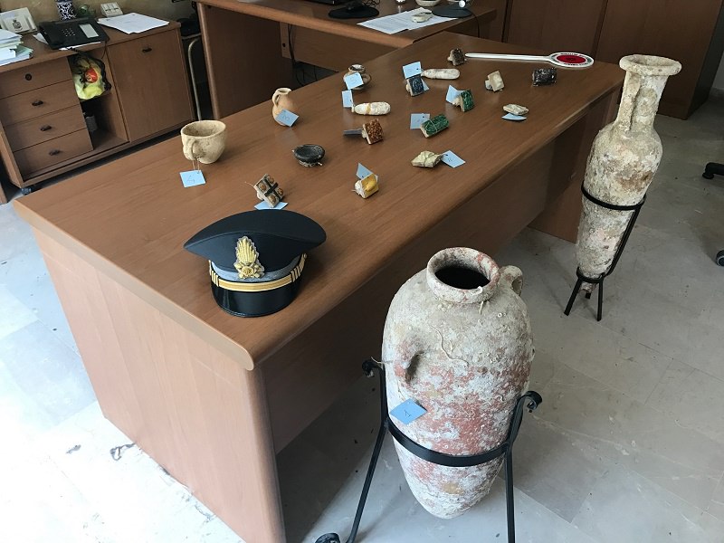 Reperti archeologici in casa di un professionista in pensione, scatta la denuncia Reperti archeologici in casa di un professionista in pensione, scatta la denuncia