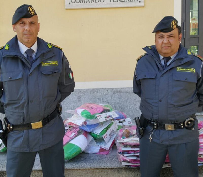 Giro d’Italia: sequestrati quasi 5 mila gadget contraffatti Giro d’Italia: sequestrati quasi 5 mila gadget contraffatti