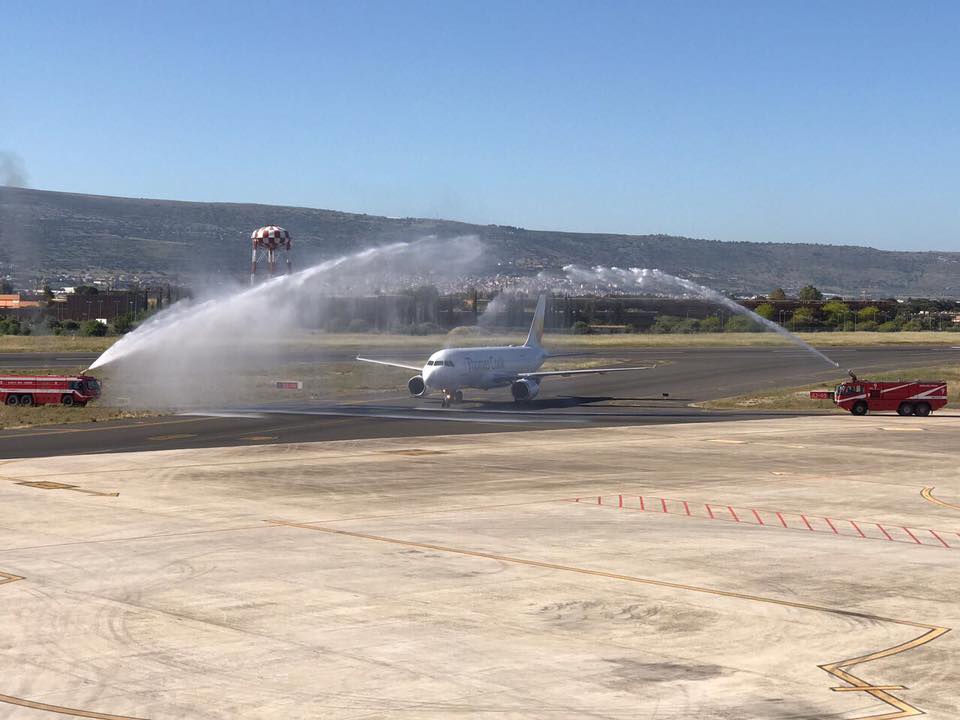 Nuova tratta, primo aereo da Birmingham atterrato all’aeroporto di Comiso