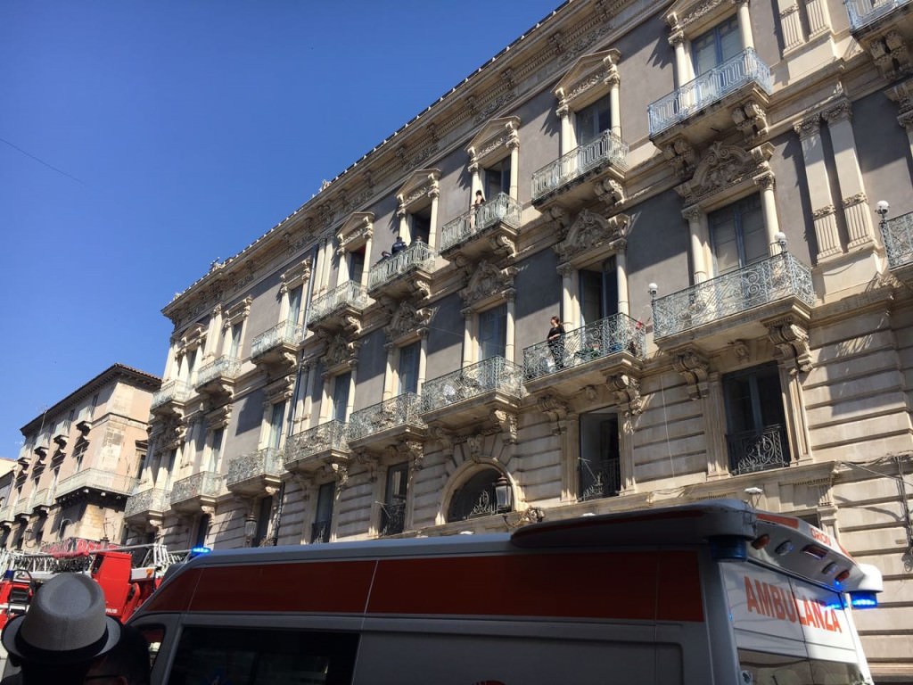Il cantante neomelodico Alessio Ossino minaccia di buttarsi dal balcone. il VIDEO