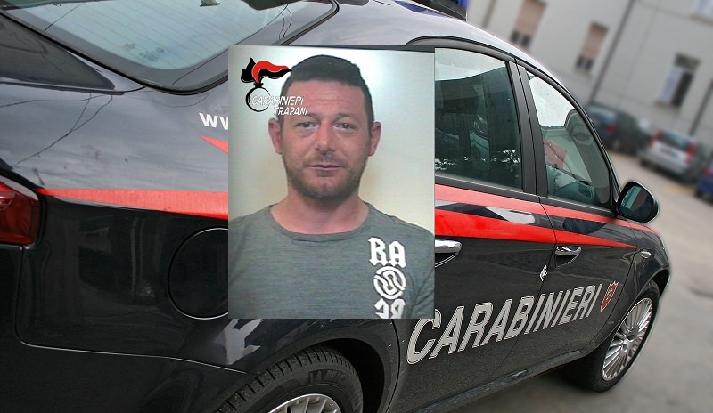Vetro rotto in mano, minaccia ai clienti nel bar e aggressioni ai carabinieri: scattano le manette
