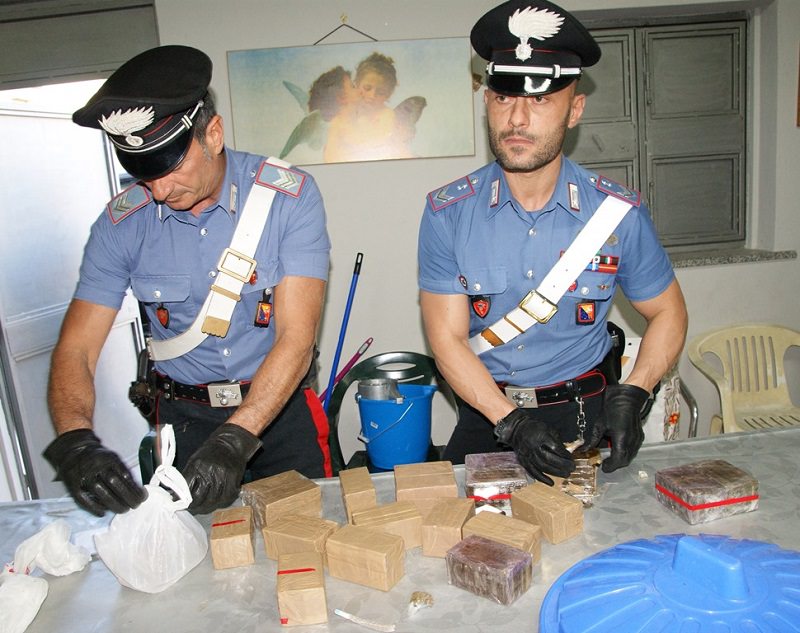 “Stretta di mano” tra Catania e Palermo: 10 chili di droga e oltre 17 mila euro