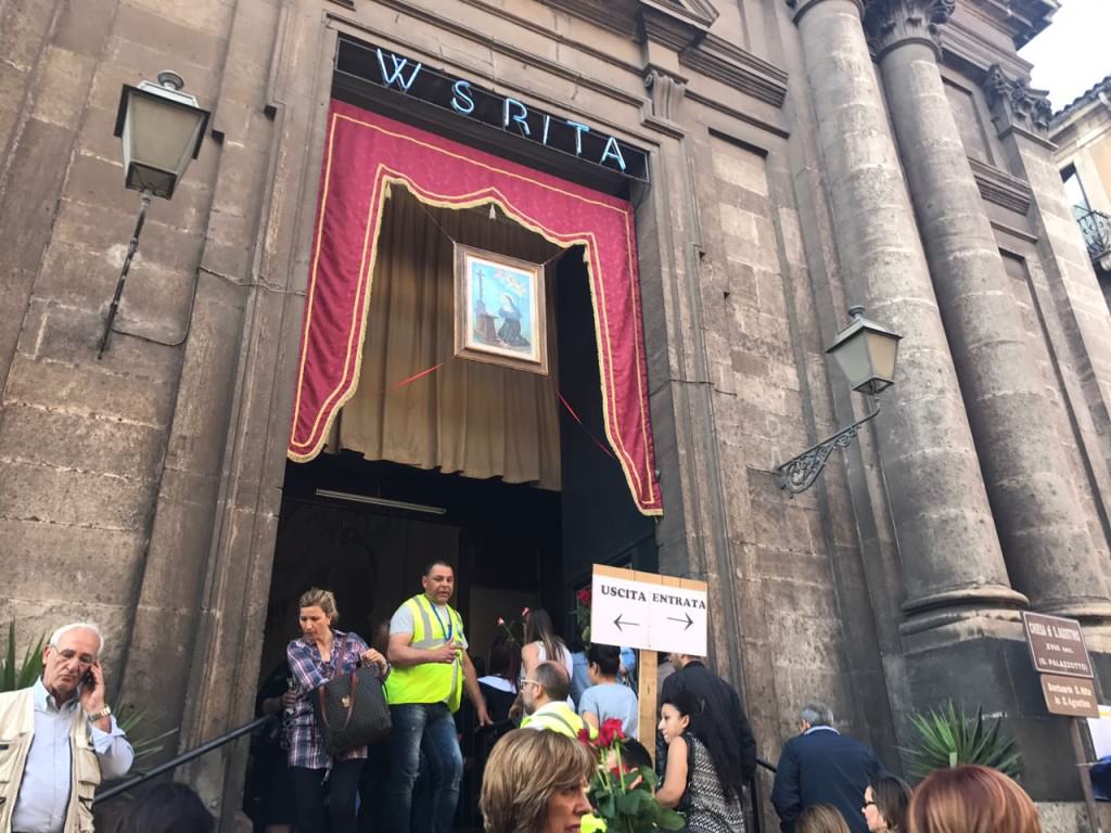Benedizione delle rose, folla di fedeli nella chiesa di Santa Rita