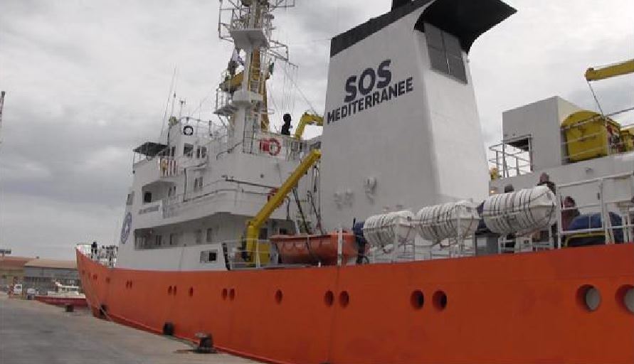 Novità sbarchi in Sicilia: gruppi antagonisti attaccano simbolicamente navi Ong