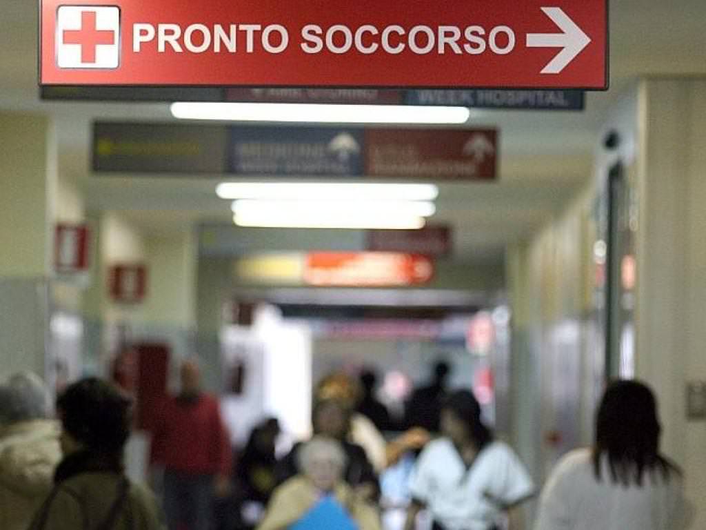 “Stiamo aspettando troppo!”: tensione in ospedale, calci a un operatore sanitario in Pronto Soccorso