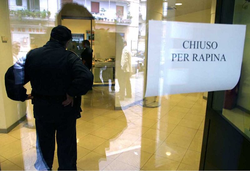Partivano dalla Sicilia per rapinare banche in Toscana e Veneto: 7 arresti