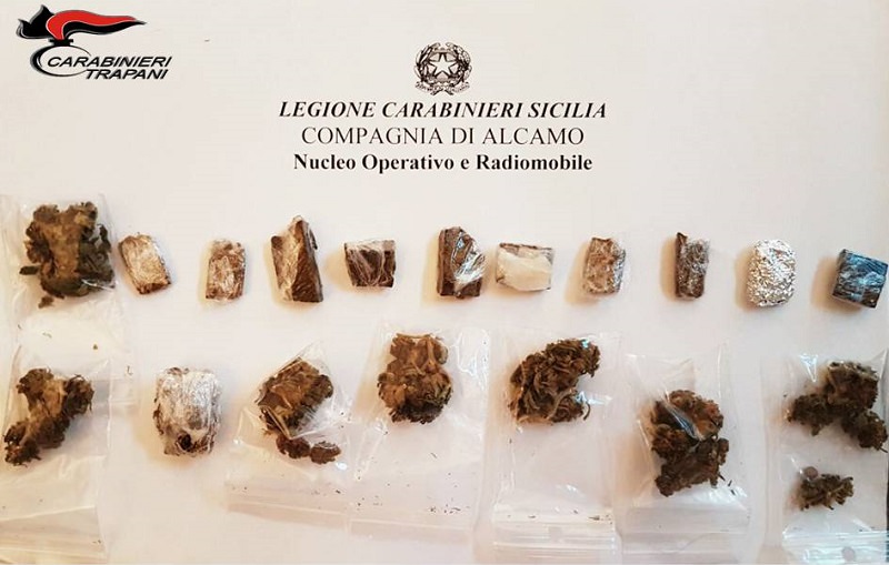 Spaccia da casa hashish e marijuana: denunciato 28enne